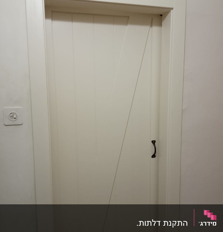 דלת עץ לבנה עם ידית מתכת שחורה